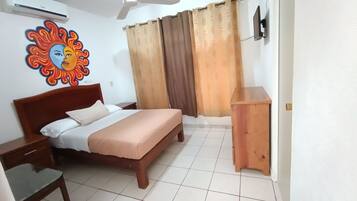 Honeymoon kamer, 1 queensize bed, niet-roken, uitzicht op zwembad | 3 slaapkamers, een bureau, gratis wifi, beddengoed