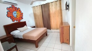 Rom – honeymoon, 1 queensize-seng, ikke-røyk, bassengutsikt | 3 soverom, skrivebord, wi-fi (inkludert) og sengetøy