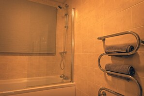 Departamento, varias camas, para no fumadores | Baño | Tina con regadera, amenidades de baño gratuitas, secadora de cabello 