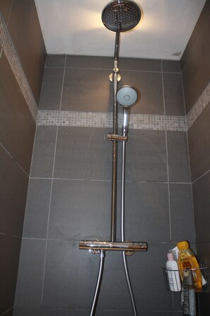 Maison, 2 chambres | Salle de bain | Baignoire et douche séparées, baignoire profonde