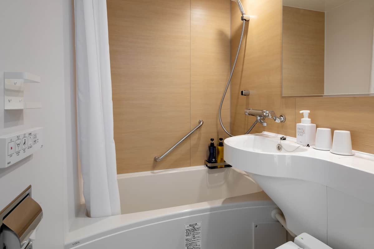 hollywood twin room, non smoking | bathroom | combined shower/bathtub, free toiletries, hair dryer, slippers