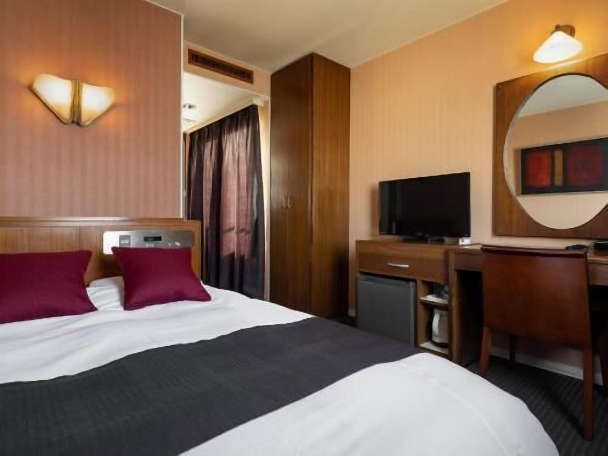 Desk, free WiFi, bed sheets