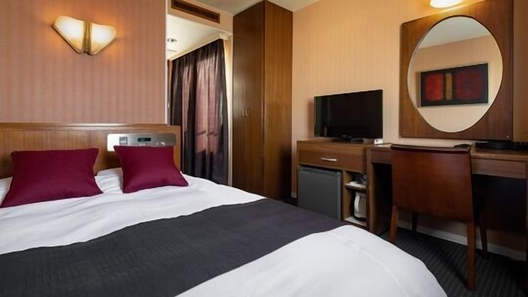 Escritorio, wifi gratis, ropa de cama