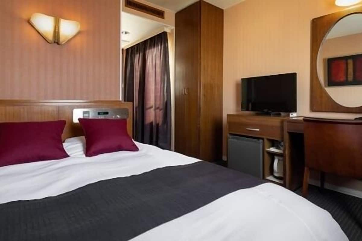 Desk, WiFi (free), bed sheets