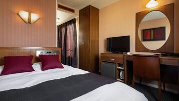 Escritorio, wifi gratis y ropa de cama