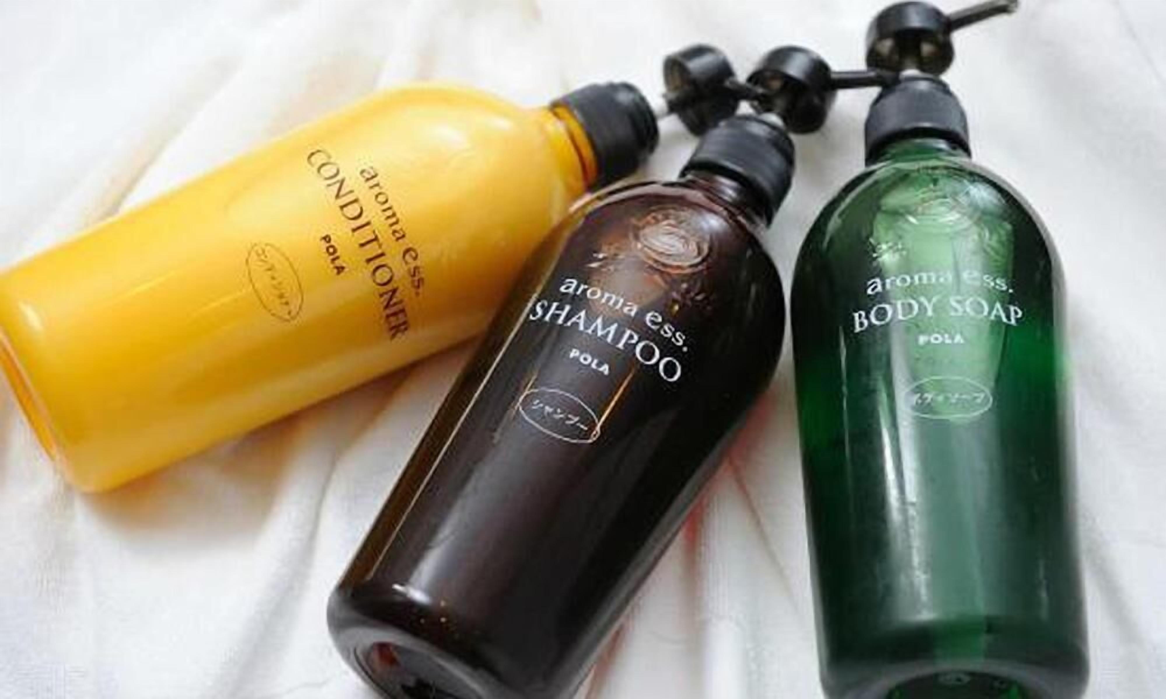 combined shower/bathtub, free toiletries, hair dryer, slippers