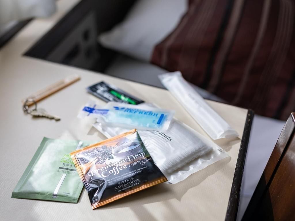 combined shower/bathtub, free toiletries, hair dryer, slippers