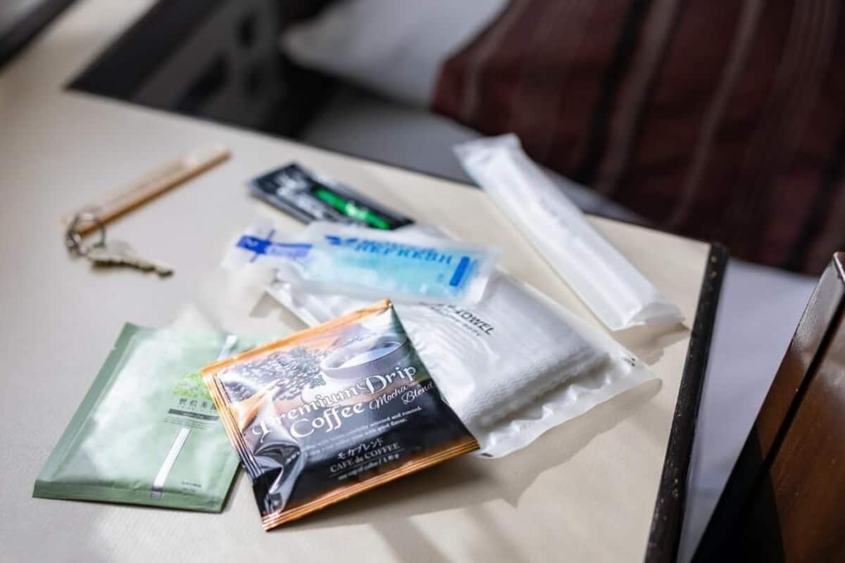 combined shower/bathtub, free toiletries, hair dryer, slippers