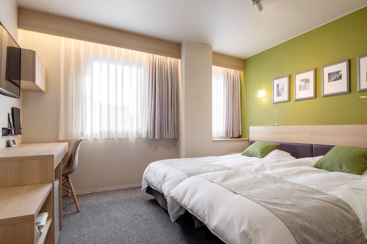 hollywood twin room, non smoking | desk, free wifi, bed sheets