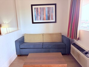 Escritorio, wifi gratis y ropa de cama 