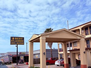Free self-parking - Best Classic Inn & Suites Houston I 45 near IAH (Houston)