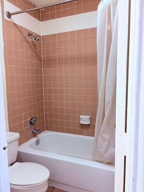 Chambre, 1 très grand lit, non-fumeur | Salle de bain | Baignoire profonde, articles de toilette (gratuits), serviettes fournies