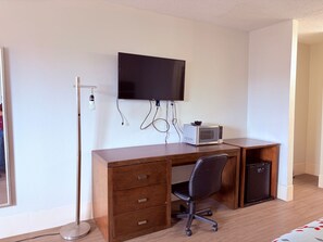 Escritorio, wifi gratis y ropa de cama 