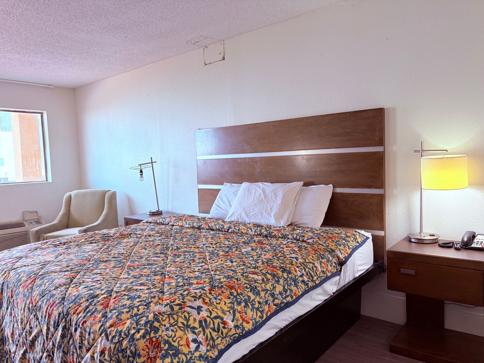 Room, 1 King Bed, Smoking | Desk, free WiFi, bed sheets