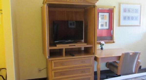 Escritorio, wifi gratis y ropa de cama