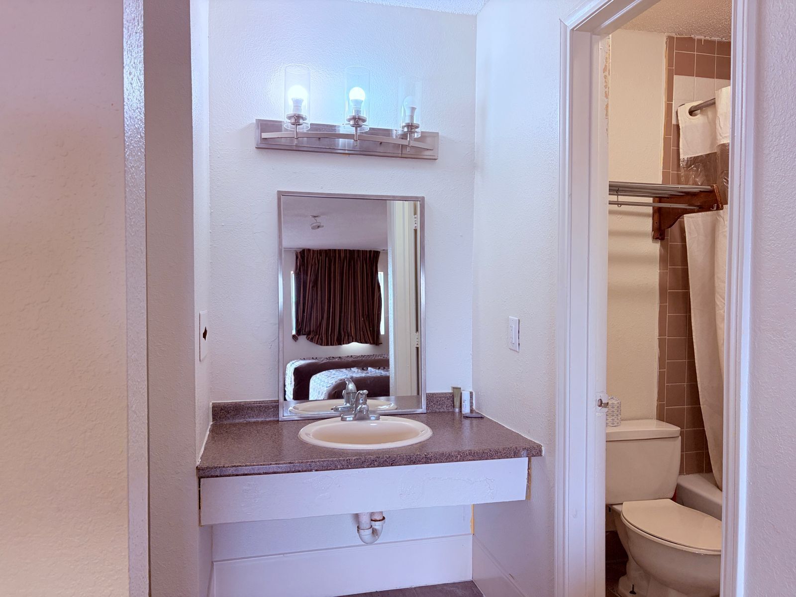 Habitación, 2 camas de matrimonio, no fumadores | Baño | Bañera profunda, artículos de higiene personal gratuitos y toallas