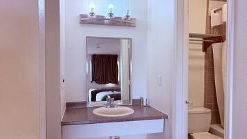 Habitación, 2 camas de matrimonio, no fumadores | Baño | Bañera profunda, artículos de higiene personal gratuitos y toallas