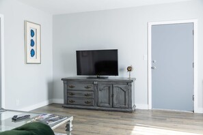 Apartment, Multiple Beds, Non Smoking | Television