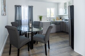 Apartment, Multiple Beds, Non Smoking | In-room dining