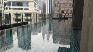 Indoor/outdoor pool - 7Stonez Anggun Suites (Kuala Lumpur)