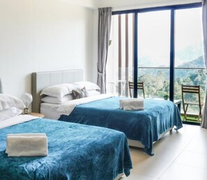 Deluxe studio suite, balkon (Family) | Individueel gedecoreerd, individueel gemeubileerd, een bureau