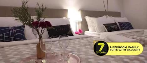 Suíte família, 2 quartos, sacada | Individualmente decorados, individualmente mobiliados, escrivaninha