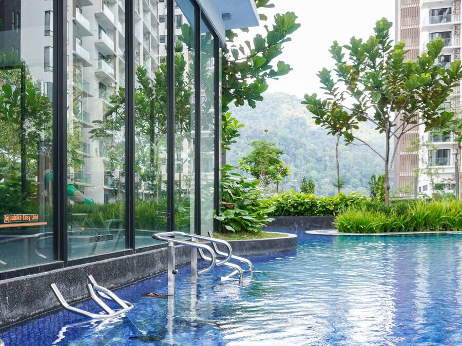 Una piscina al aire libre