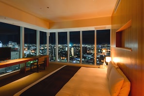 غرفة بريميم مزدوجة - لغير المدخنين (Luxury Corner King) | أغطية فراش متميزة وألحفة محشوة بالريش وأسرّة بطبقة علوية مريحة وميني بار