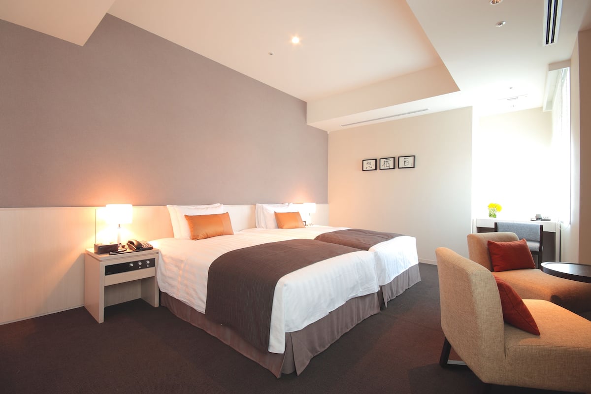 Universal twin, Non Smoking, No View | Premium bedding, down duvets, pillow-top beds, minibar