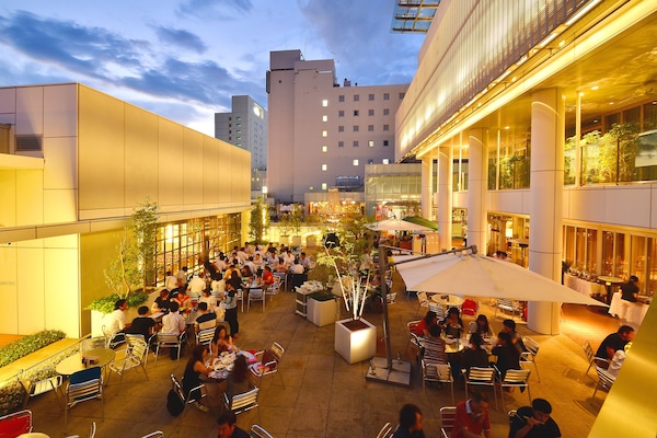 2 restaurants; breakfast, lunch, and dinner served