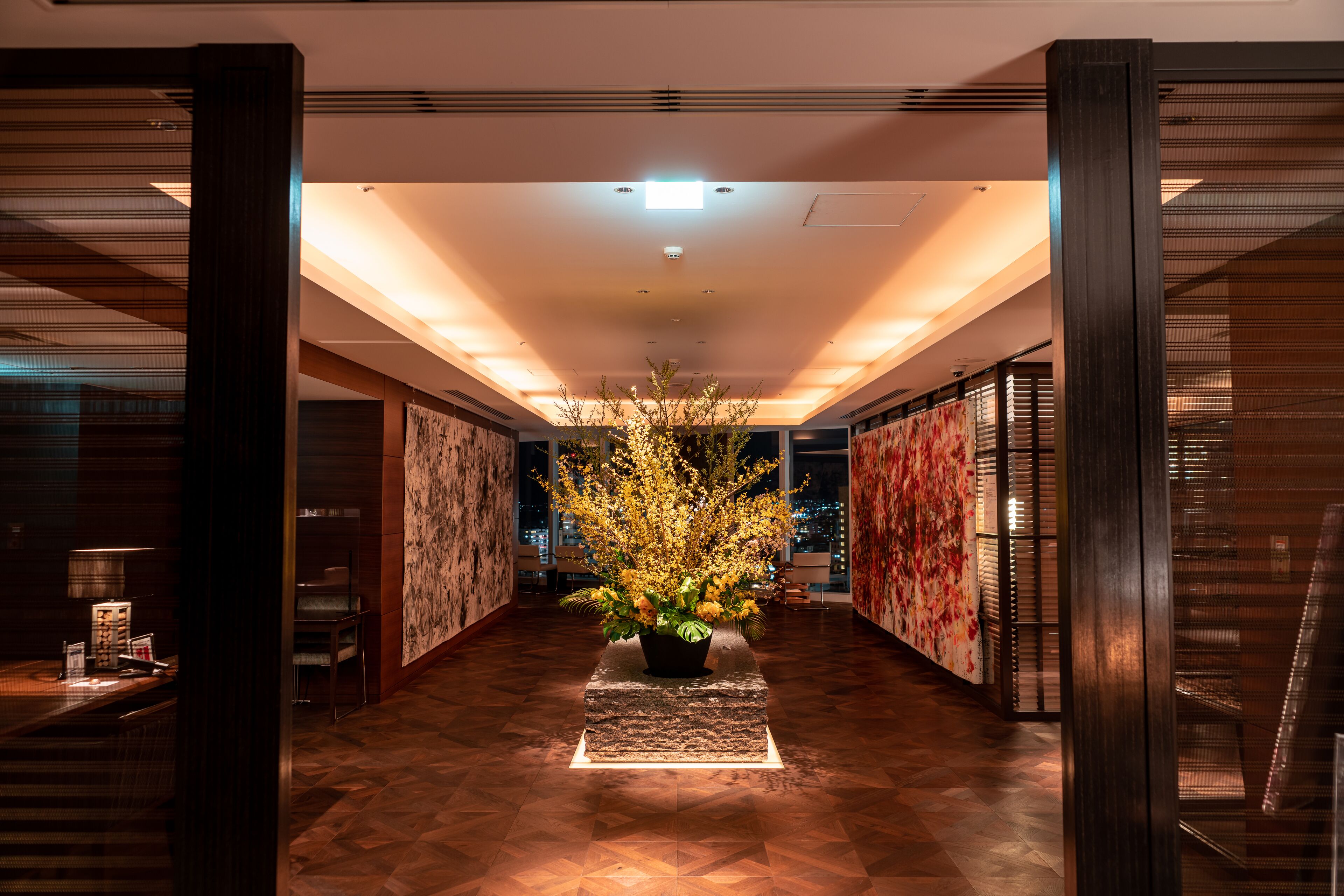 2 bars/lounges, lobby lounge