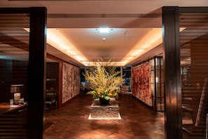 2 bars/lounges, lobby lounge