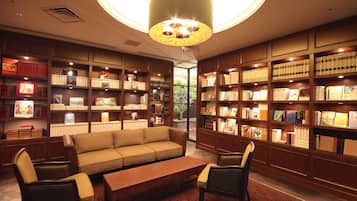 2 bares/lounges, saguão/lounge