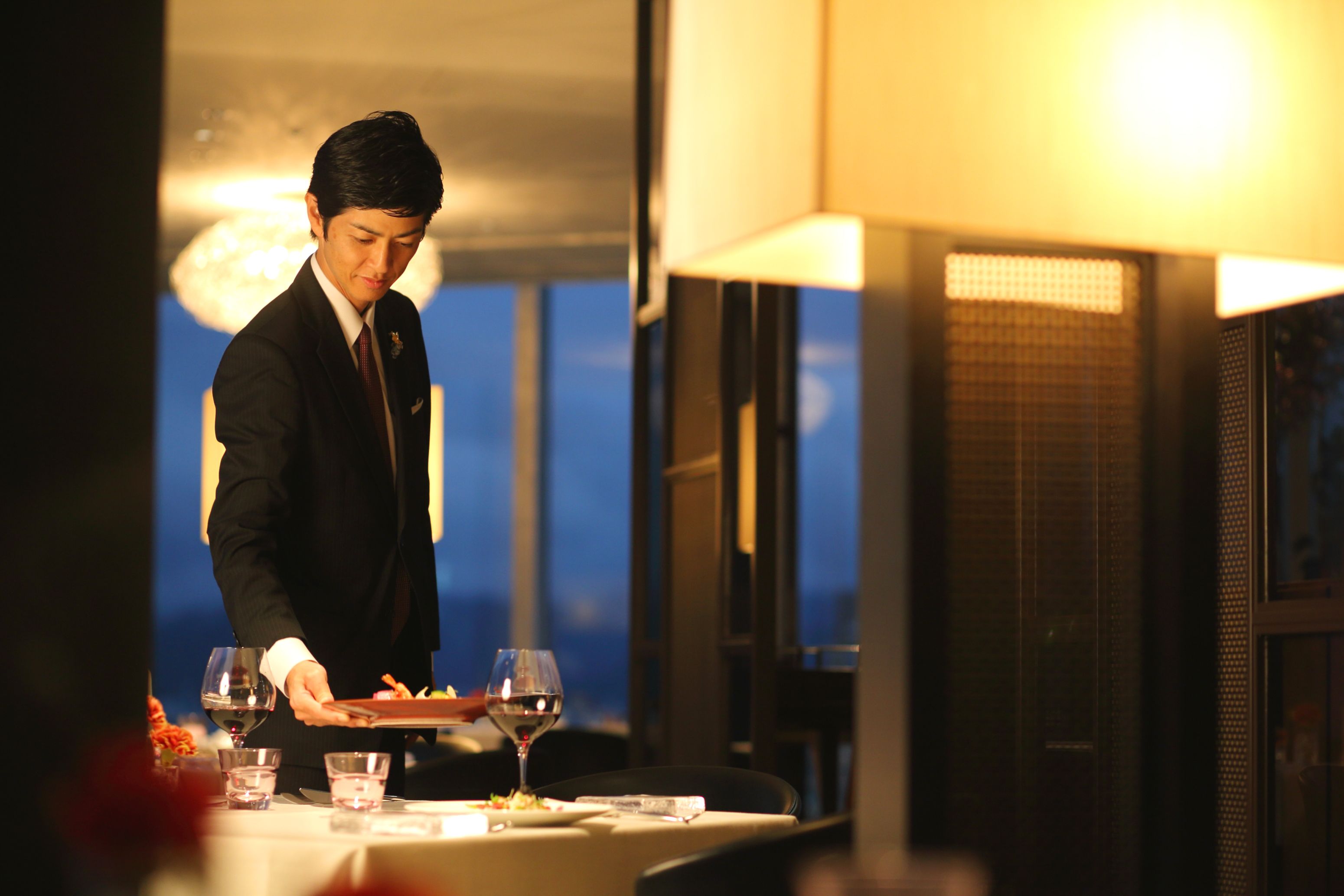 2 restaurants, breakfast, lunch, dinner served; french cuisine