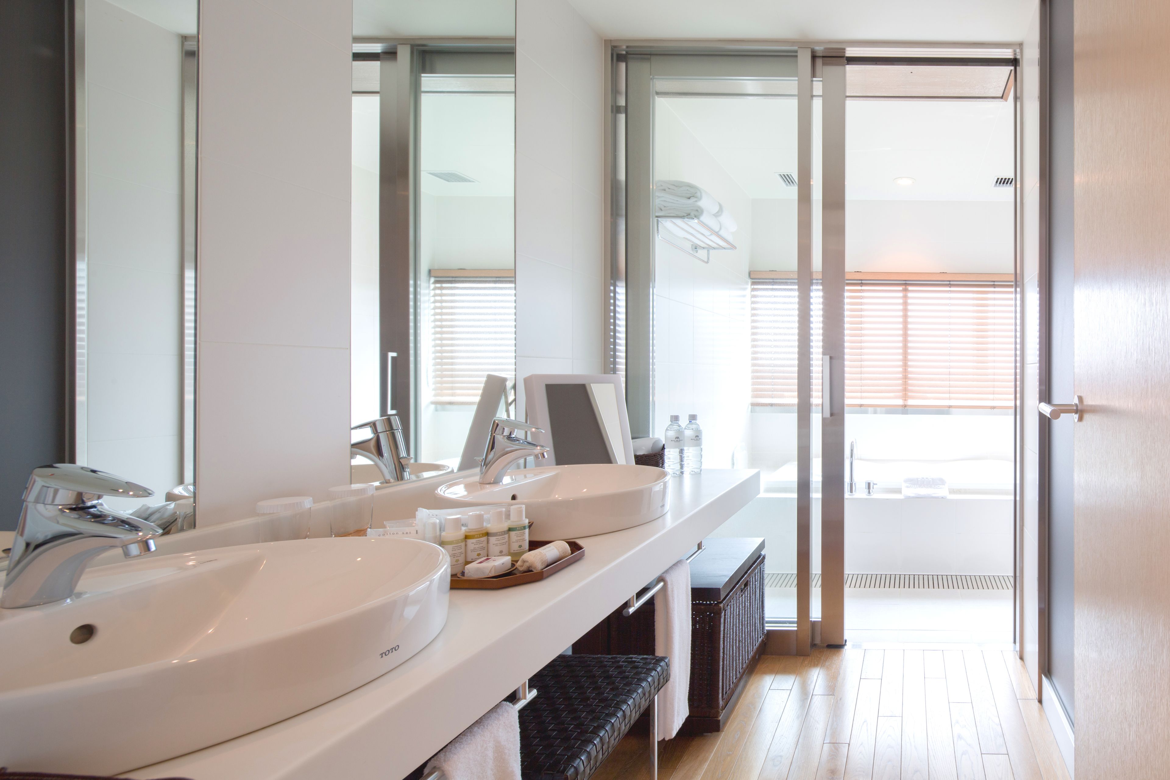 combined shower/bathtub, free toiletries, hair dryer, slippers