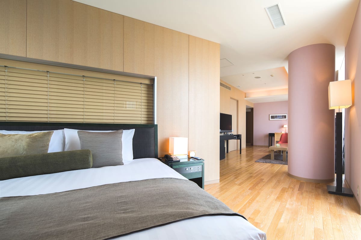Premium bedding, down duvets, pillow-top beds, minibar