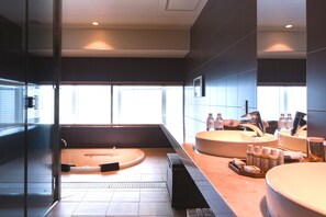 Combined shower/bathtub, free toiletries, hair dryer, slippers