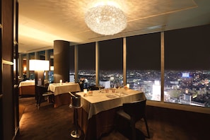 Här finns 2 restauranger som serverar frukost.