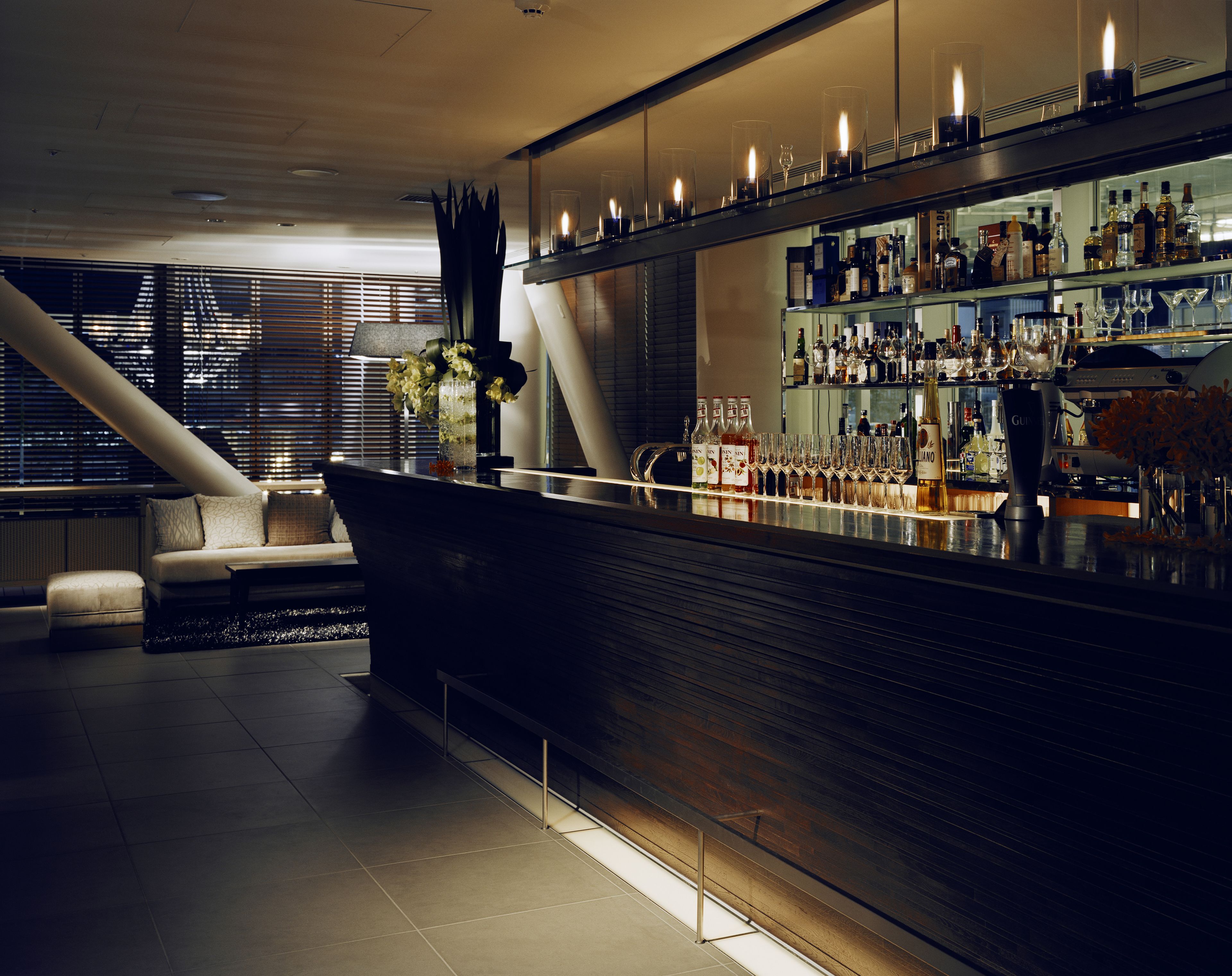 2 bars/lounges, lobby lounge