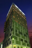 Fachada de la propiedad por la tarde o noche