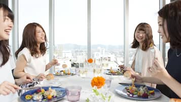 2 間餐廳,供應早餐、午餐和晚餐,法國料理