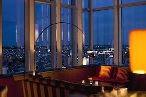 2 bars/lounges, lobby lounge