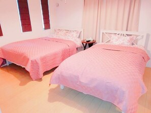 Villa básica, 2 habitaciones, baño privado | Cortinas blackout, insonorización, cunas gratuitas y wifi gratis 
