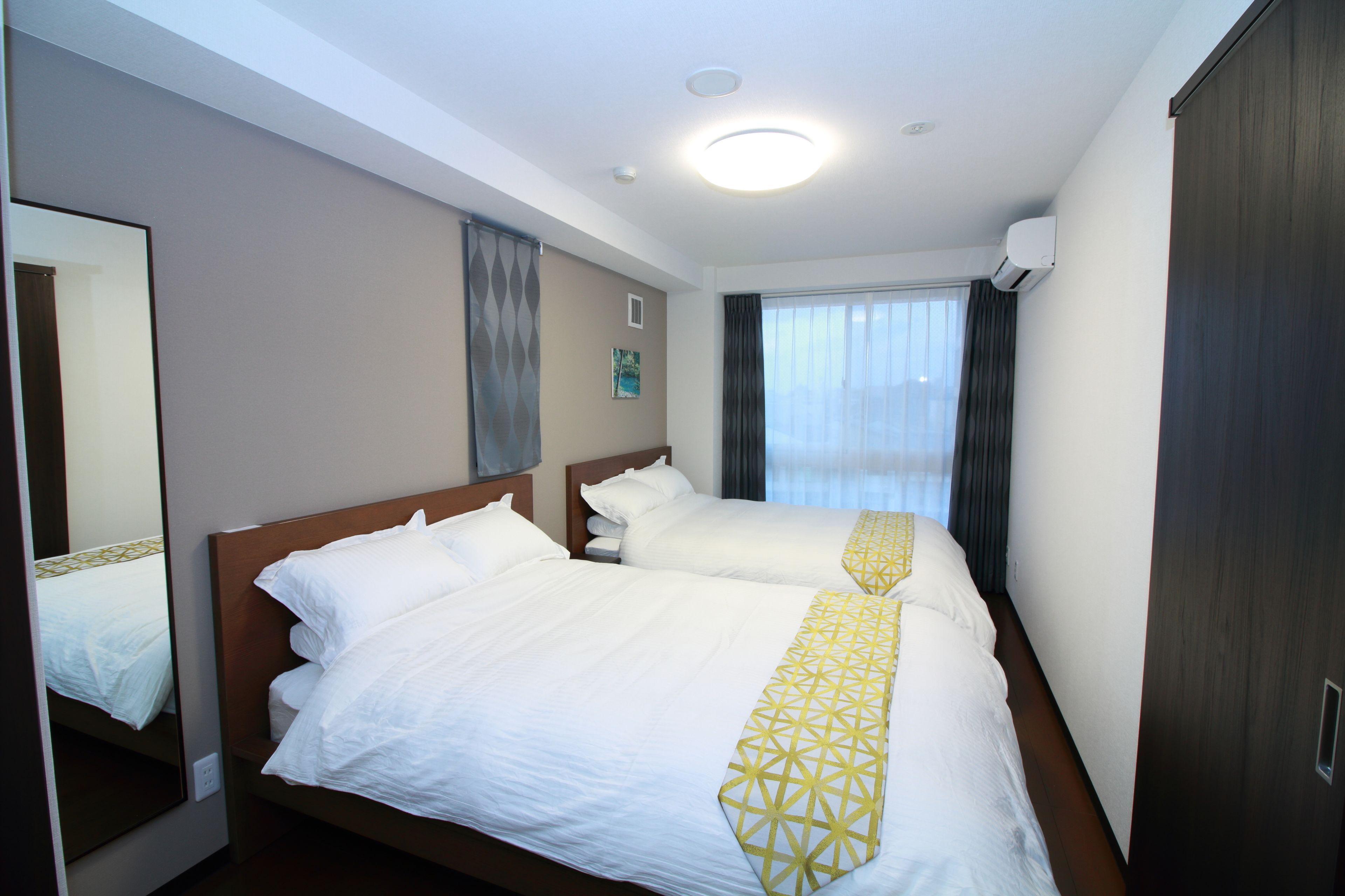 1 kamar tidur dan didekorasi berbeda-beda