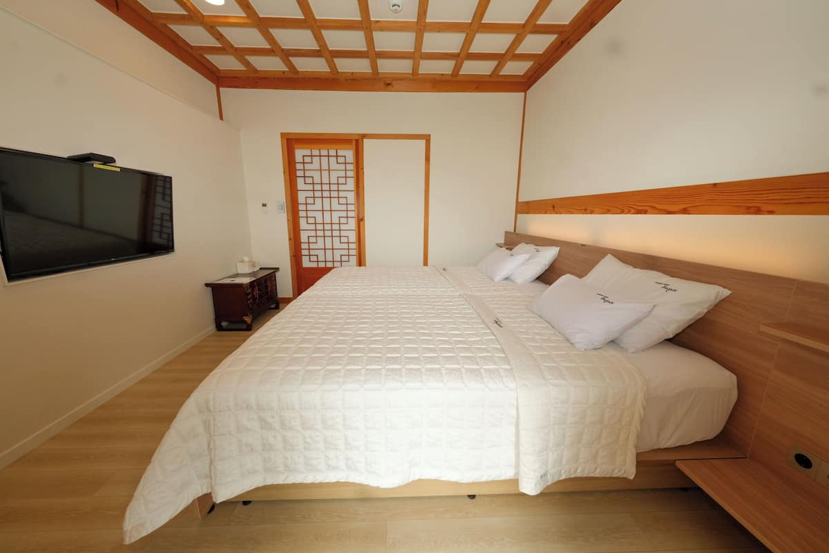 Sundeok | Premium bedding, WiFi (free), individually furnished