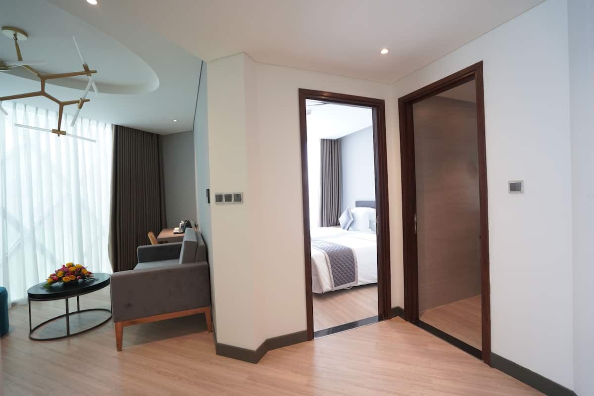 Family Suite with Free Herbal Foot Bath 15 mins | Woonruimte | Een flatscreentelevisie