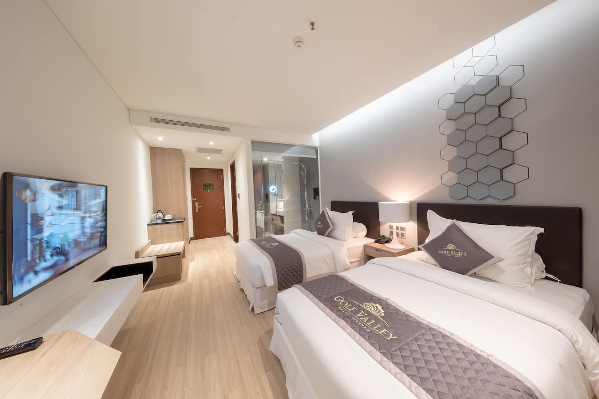 Superior Twin Room with Free Herbal Foot Bath 15 mins | Een minibar, een kluis op de kamer, een bureau, gratis wifi