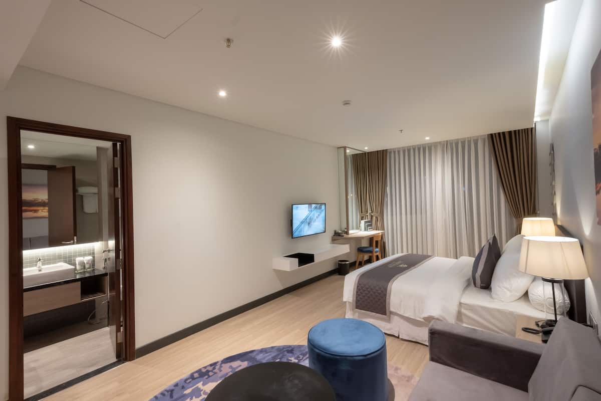 Deluxe Double Room with Free Herbal Foot Bath 15 mins | Een minibar, een kluis op de kamer, een bureau, gratis wifi