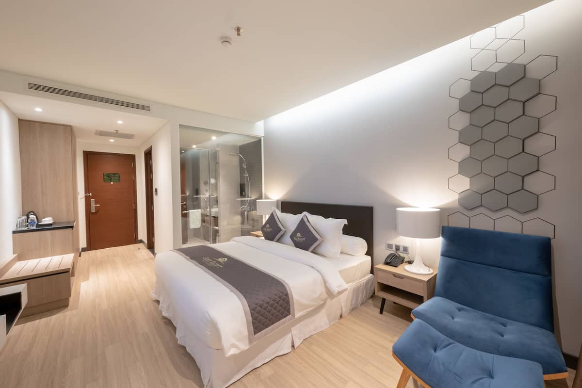 Superior Double Room with Free Herbal Foot Bath 15 mins | Een minibar, een kluis op de kamer, een bureau, gratis wifi