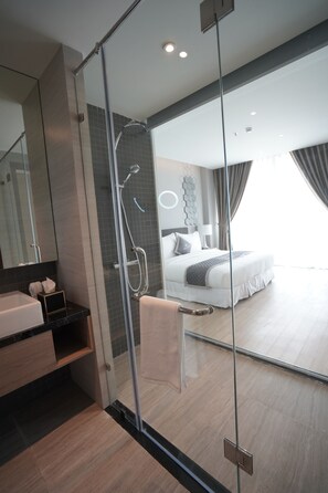 Premium Double Room with Free Herbal Foot Bath 15 mins | 미니바, 객실 내 금고, 책상, 무료 WiFi